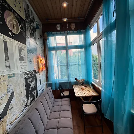 Apartment Grosszuegige Altbau-wohnung Mit Loggia & Gruenblick