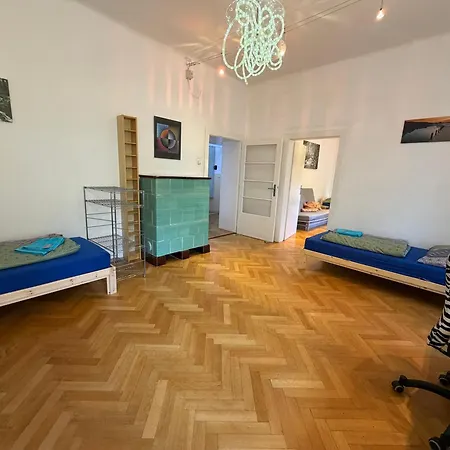 Apartment Grosszuegige Altbau-wohnung Mit Loggia & Gruenblick