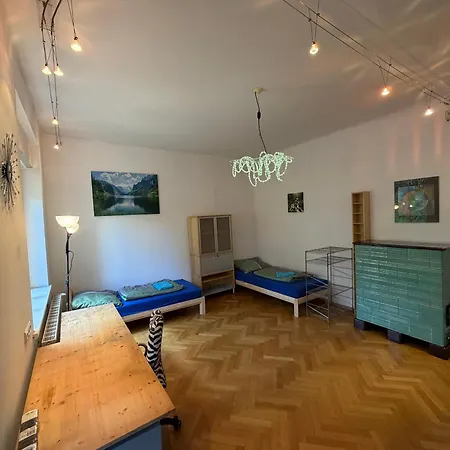 Apartment Grosszuegige Altbau-wohnung Mit Loggia & Gruenblick *