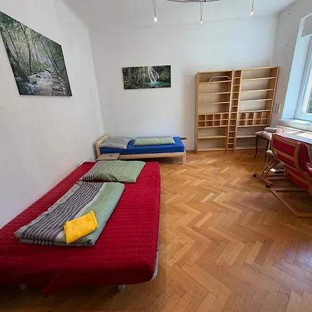 Grosszuegige Altbau-wohnung Mit Loggia & Gruenblick *