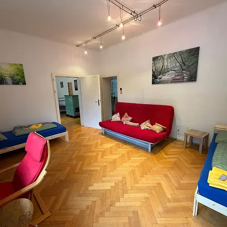 Grosszuegige Altbau-wohnung Mit Loggia & Gruenblick *