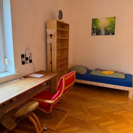 Apartment Grosszuegige Altbau-wohnung Mit Loggia & Gruenblick *