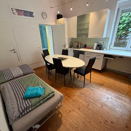 Grosszuegige Altbau-wohnung Mit Loggia & Gruenblick