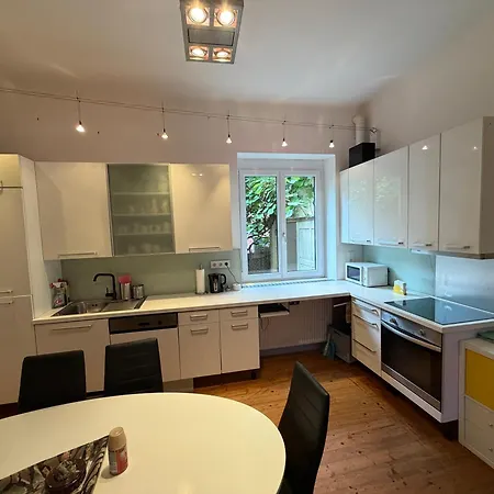 Apartment Grosszuegige Altbau-wohnung Mit Loggia & Gruenblick *