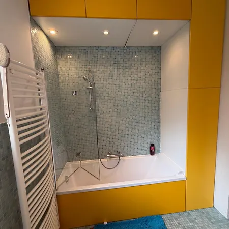 Apartment Grosszuegige Altbau-wohnung Mit Loggia & Gruenblick